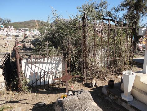 ANTE DOS TUMBAS ABANDONADAS
